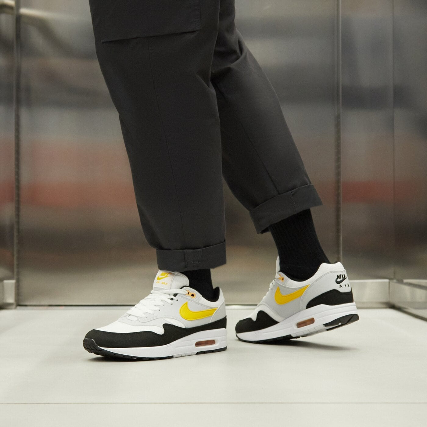 Giay Nike Air Max 1 'White University Gold' FD9082-104