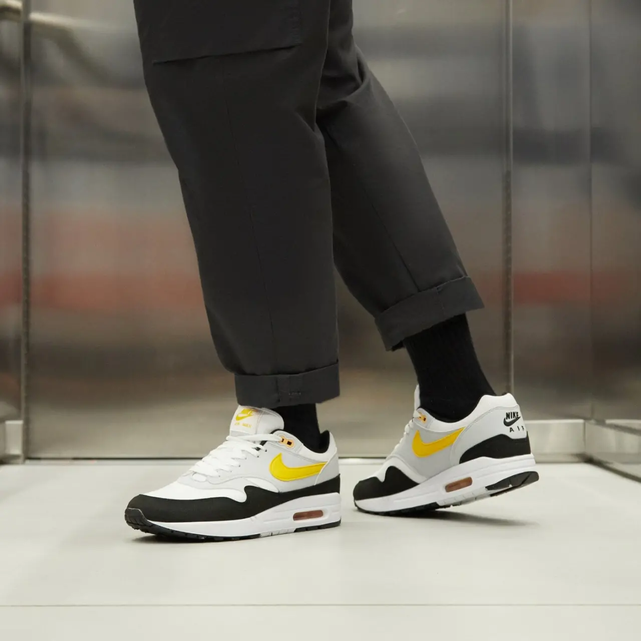 Giay Nike Air Max 1 'White University Gold' FD9082-104