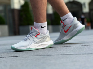 Giay Nike Precision 5 'Pure Platinum Metallic Silver' CW3403-002