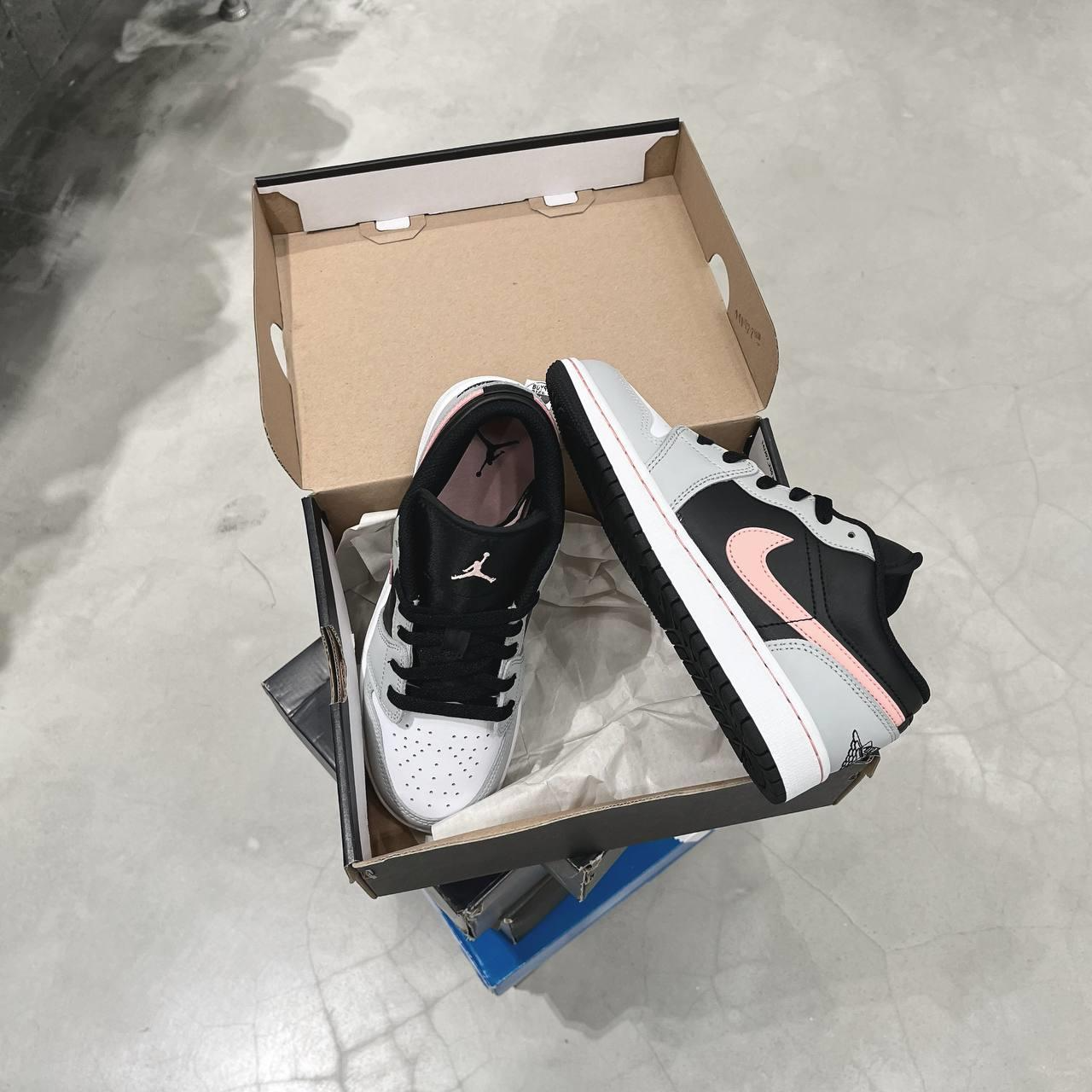 Giay Nike Air Jordan 1 Low GS 'Black Grey Pink' 553560-062