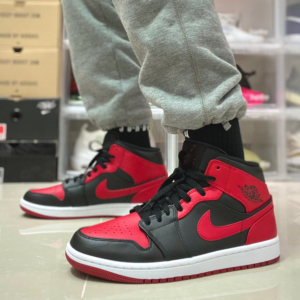 Giay Nike Air Jordan 1 Mid 'Banned' 554724-074