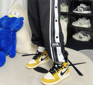 Giay Nike Air Jordan 1 Retro High OG 'Yellow Ochre' FD1437-701