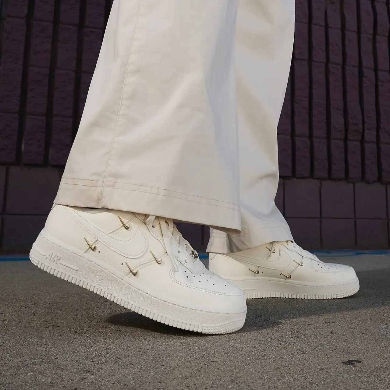 Giay Nike Air Force 1 Low 'White Mini Gold Swooshes' FV3654-111