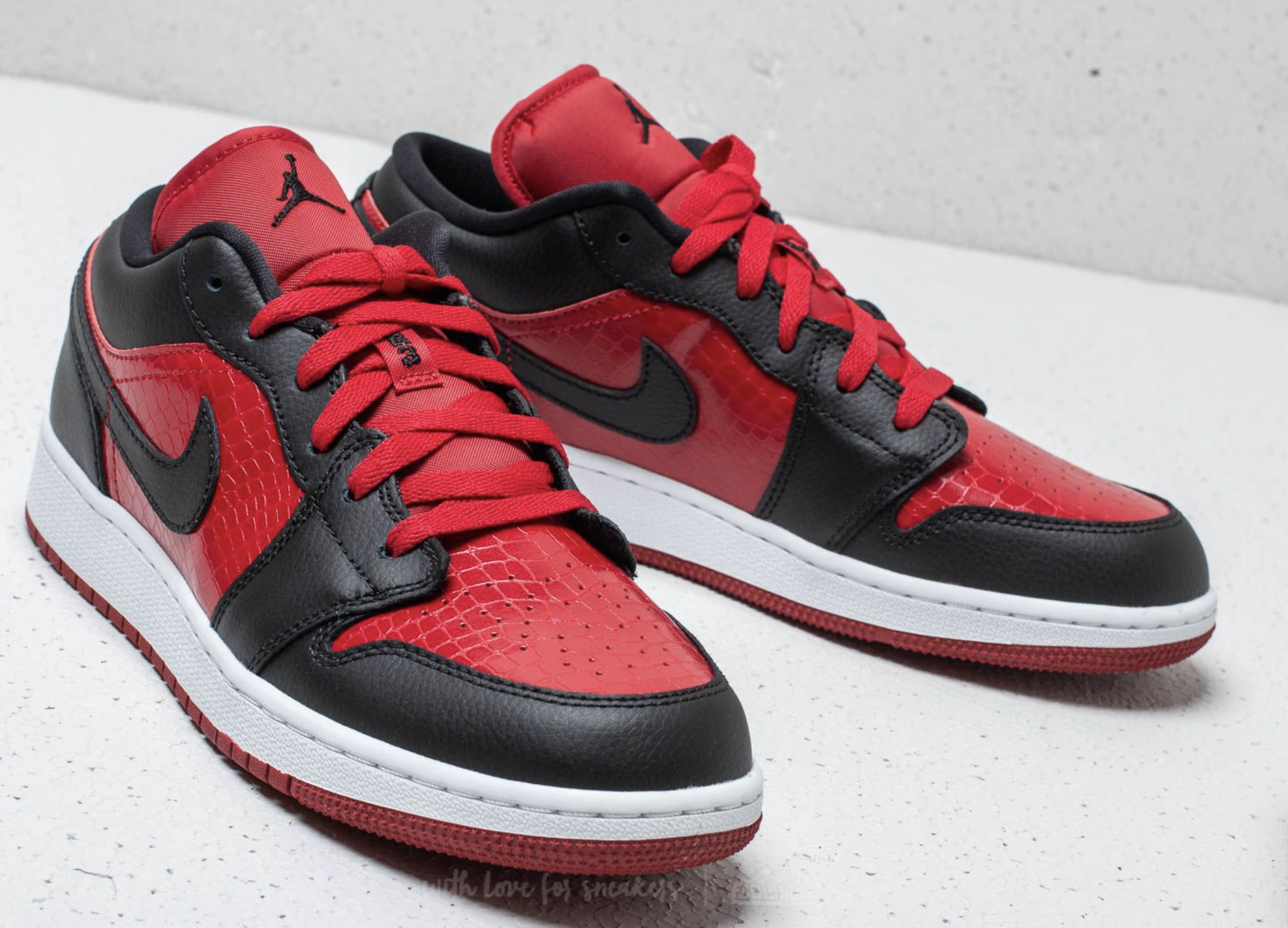Giay Nike Air Jordan 1 Low BG 'Gym Red Black' 553560-610