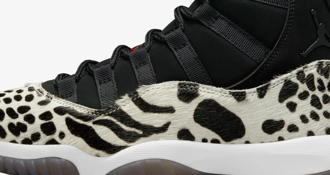 Giay Nike Air Jordan 11 'Black And White' AR0715-010