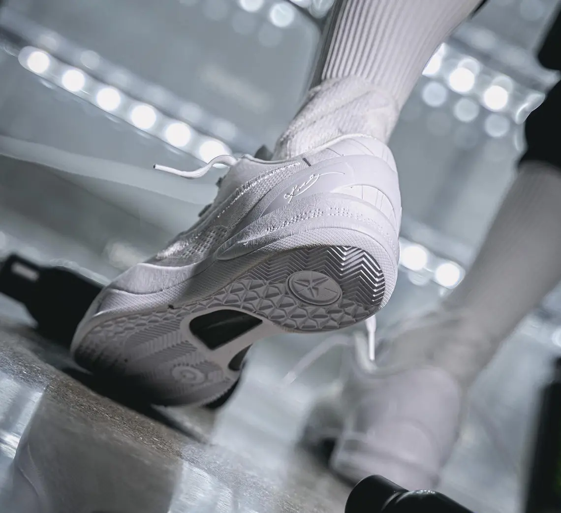 Alternative view of Giày Nike Kobe 8 Protro GS 'Halo' FN0266-100