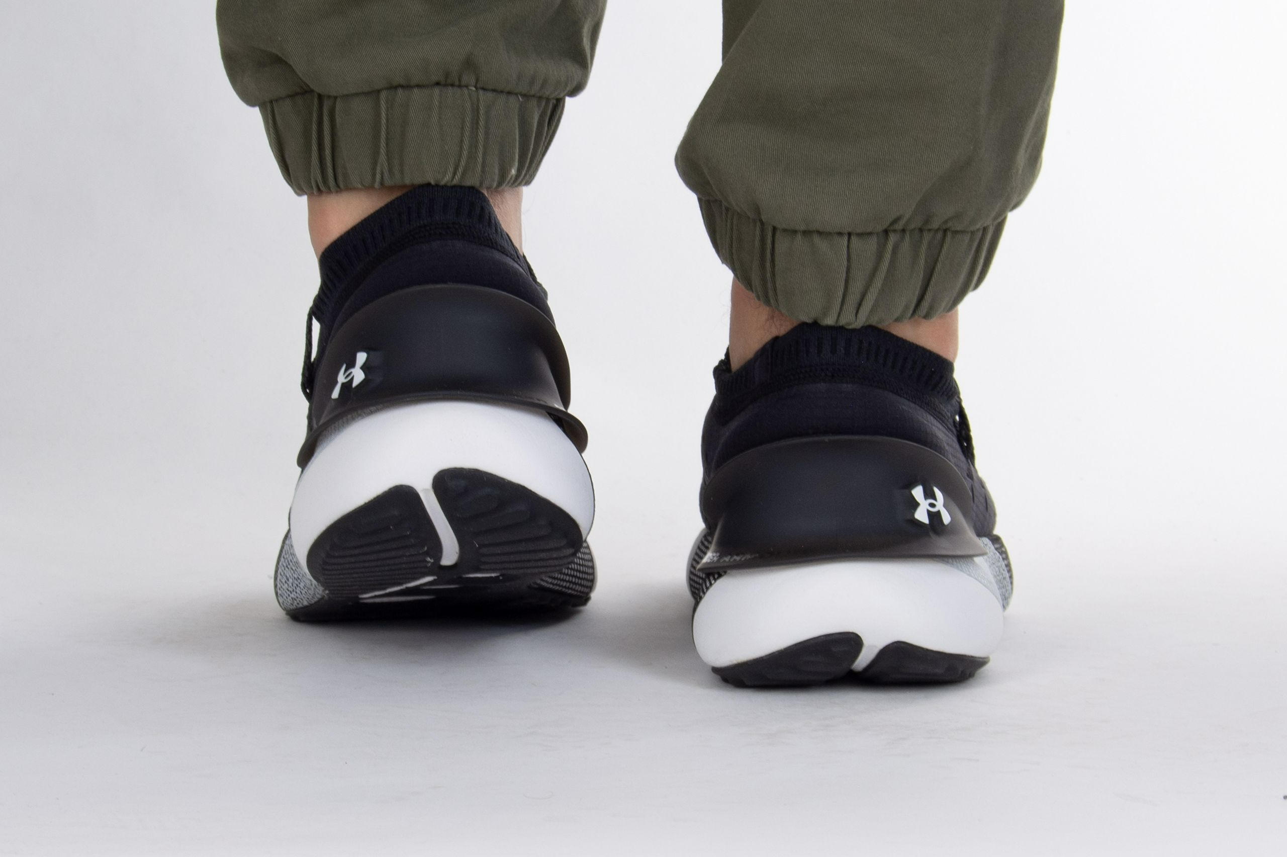 Giay Under Armour HOVR Phantom 3 'Black White' 3025516‑003