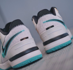 Giay Nike Zoom LeBron NXXT Gen AMPD 'Liverpool FC' FJ1566-101