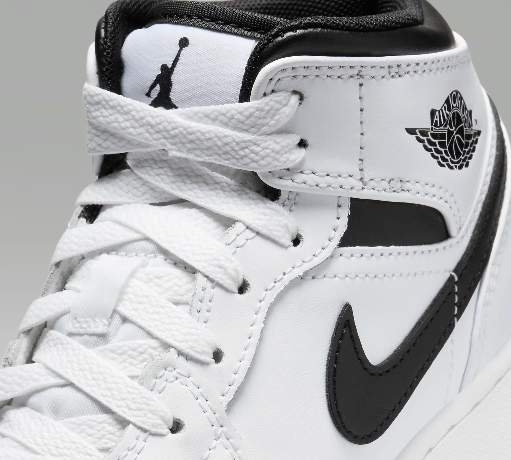 Giay Nike Air Jordan 1 Mid 'White Black' DQ8423-132