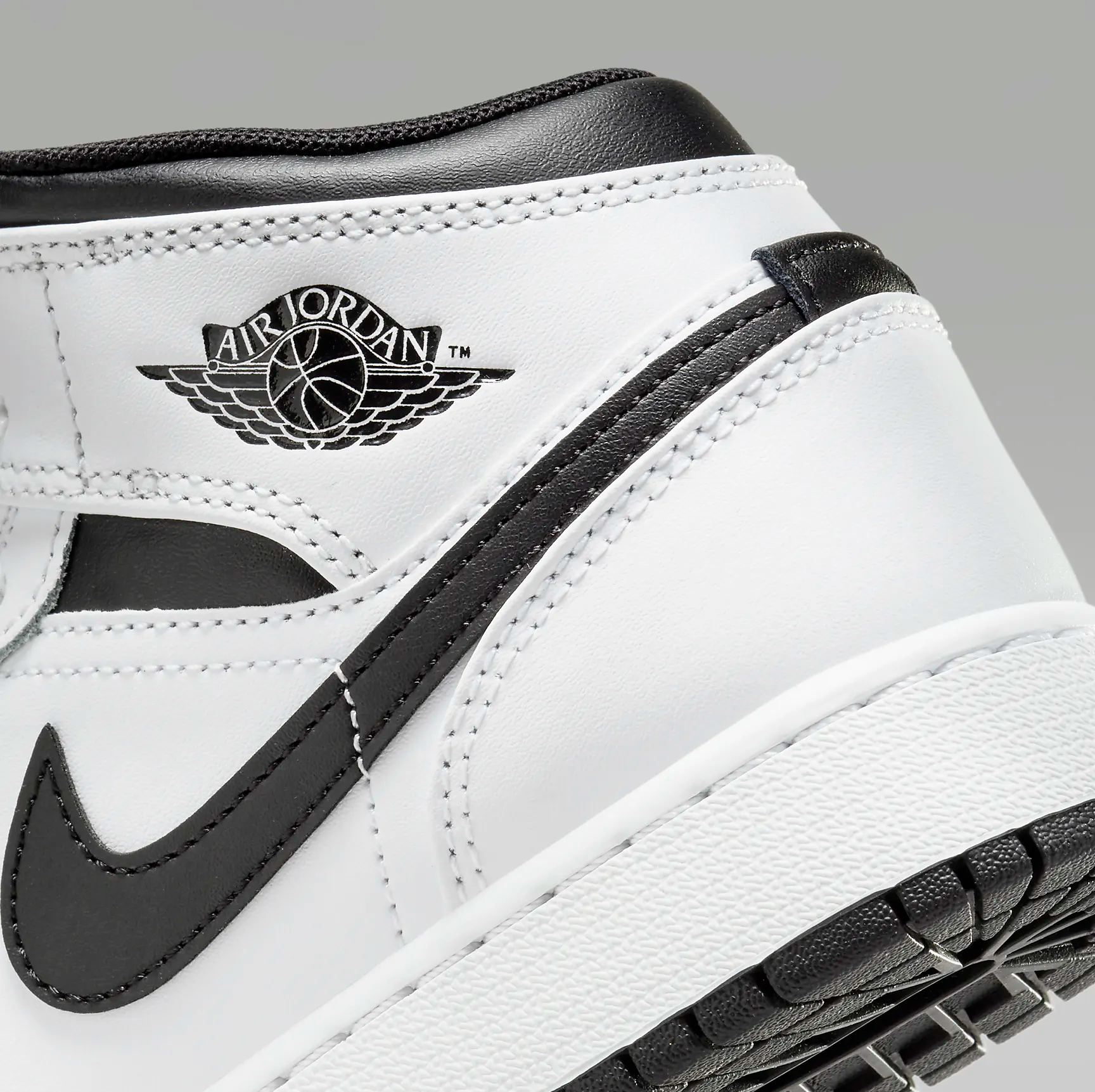 Giay Nike Air Jordan 1 Mid 'White Black' DQ8423-132