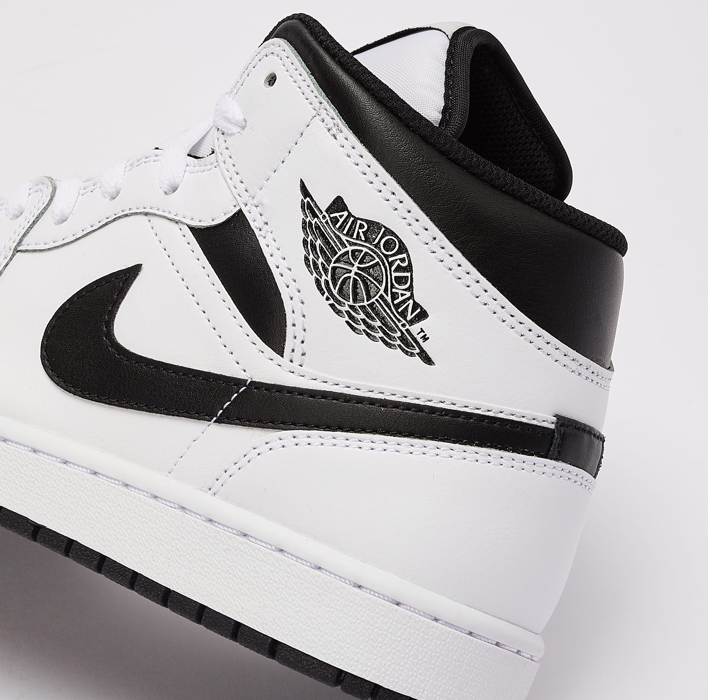 Giay Nike Air Jordan 1 Mid 'White Black' DQ8426-132