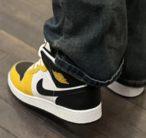 Giay Nike Air Jordan 1 Mid 'Yellow Black White' DQ8426-701