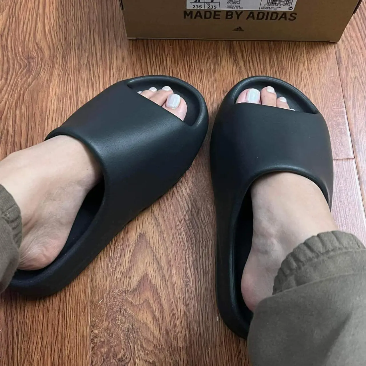 Alternative view of Dép Adidas Yeezy Slides 'Dark Onyx' ID5103