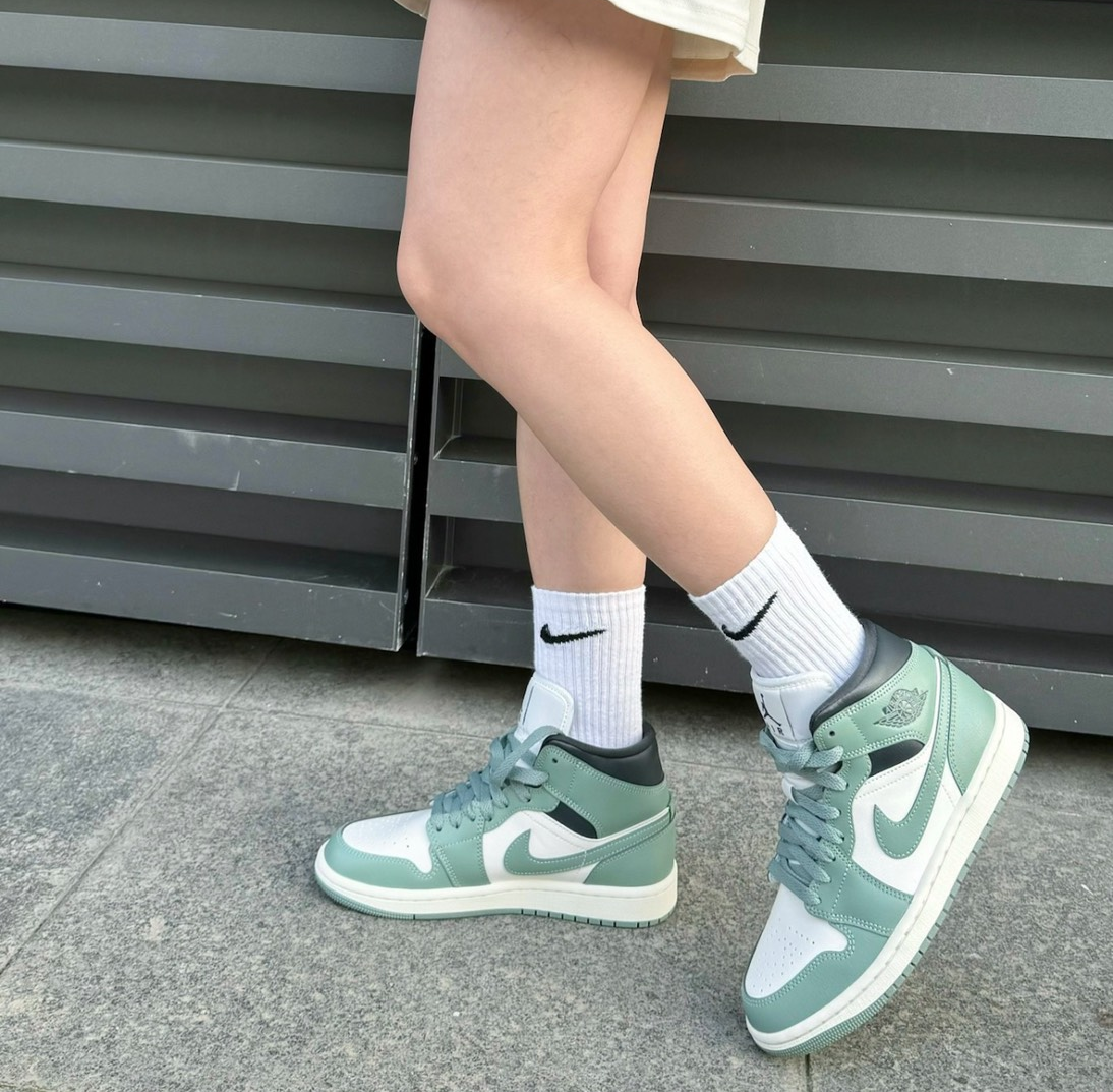 Giay Nike Air Jordan 1 Mid 'Jade Smoke' BQ6472-130