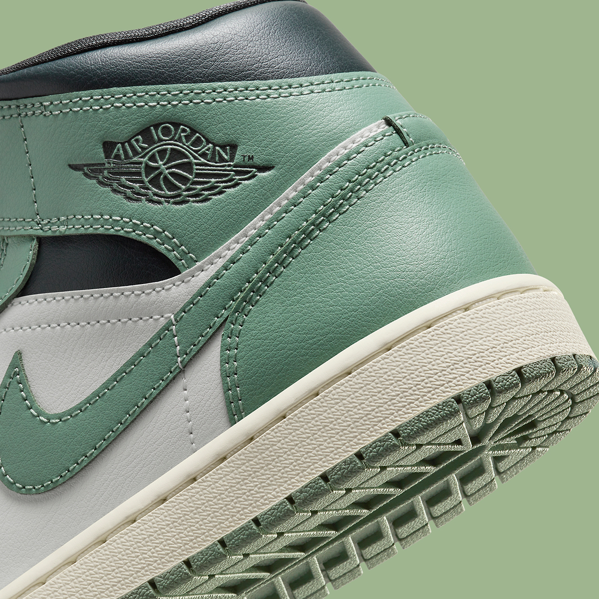 Giay Nike Air Jordan 1 Mid 'Jade Smoke' BQ6472-130