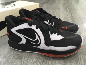Giay Nike Kyrie Low 5 'Bred' DJ6012-001