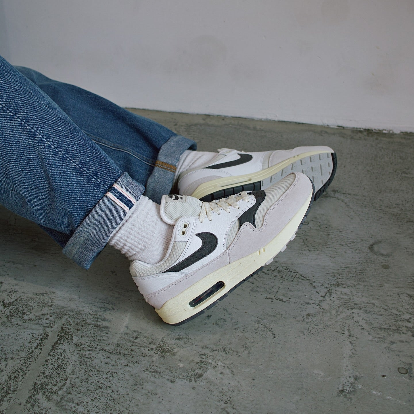 Alternative view of Giày Nike Air Max 1 'Light Bone Iron Grey' HJ3498-007
