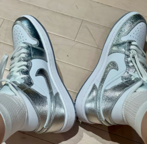 Giay Nike Air Jordan 1 Mid SE 'Metallic Silver' FN5031-100