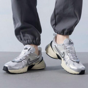 Giay Nike V2K Run 'Pure Platinum Metallic Silver' HJ4497-100
