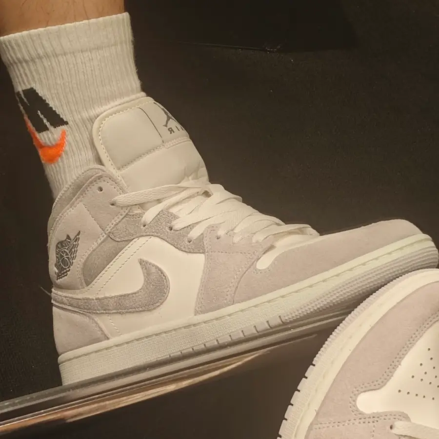 Giay Nike Air Jordan 1 Mid SE 'Neutral Grey Sail' FQ7720-002