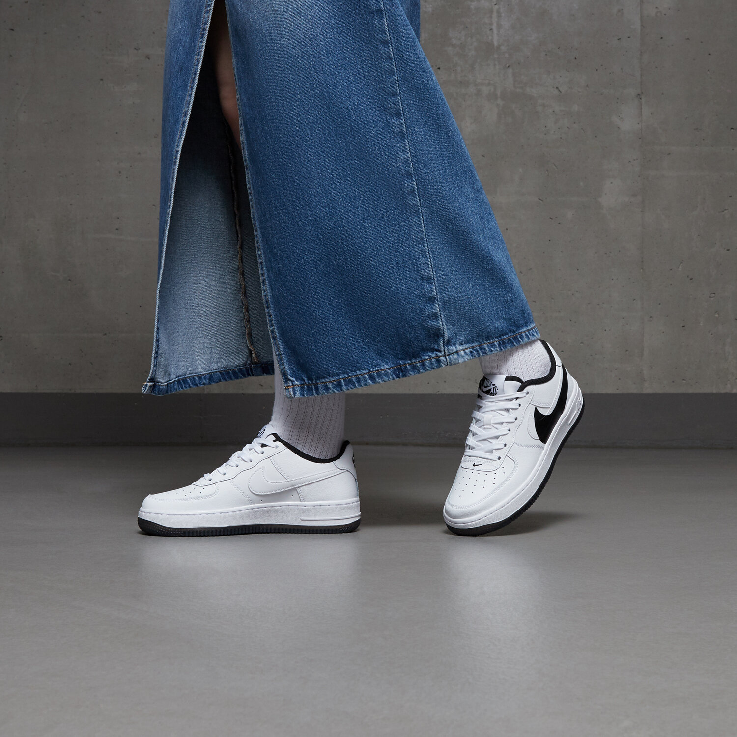 Giay Nike Air Force 1 LV8 4 GS 'Black White' FQ4118-100