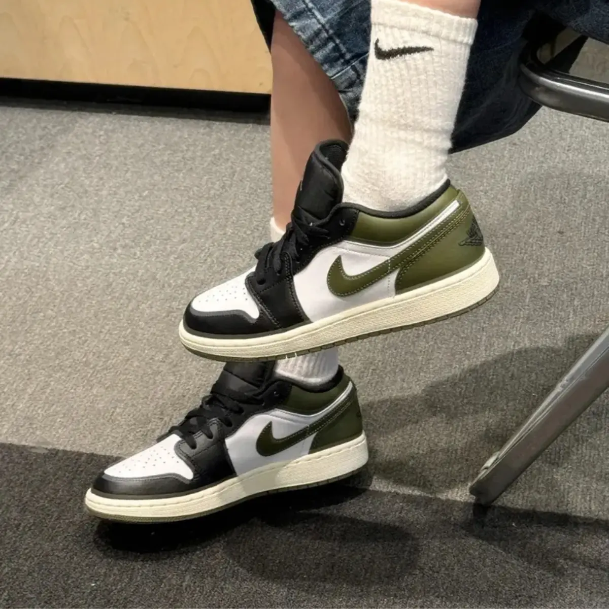Giay Nike Air Jordan 1 Low 'Black Toe Medium Olive' 553558-092