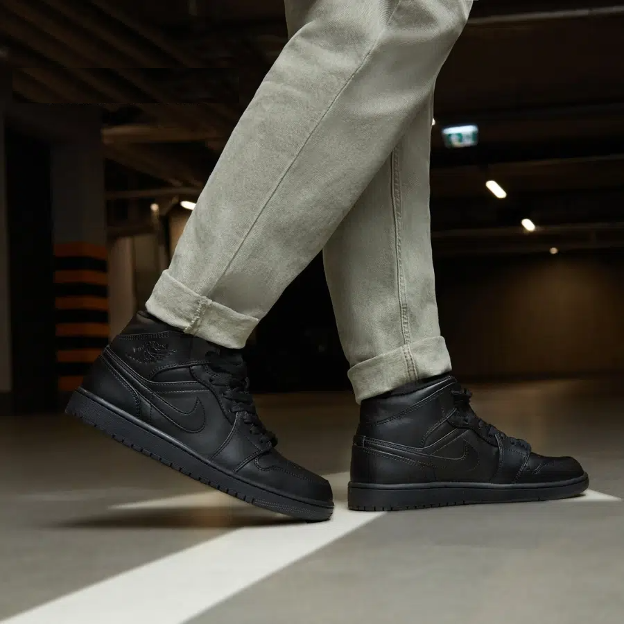 Giay Nike Air Jordan 1 Mid 2022 'Triple Black' 554724-093