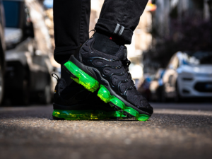 Giay Nike Air VaporMax Plus 'Black Volt' 924453-015