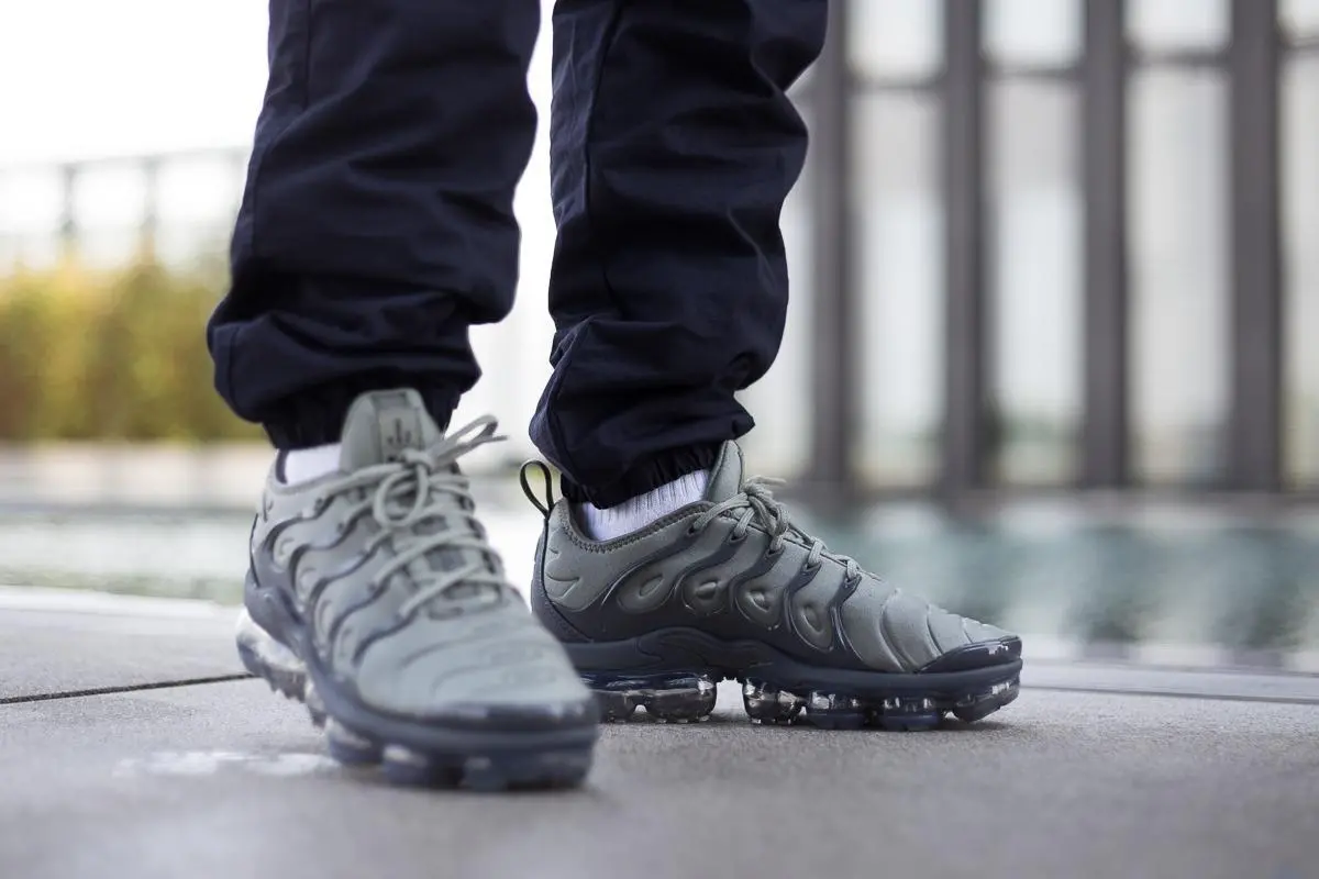 Giay Nike Air VaporMax Plus 'Dark Stucco' AT5681-001