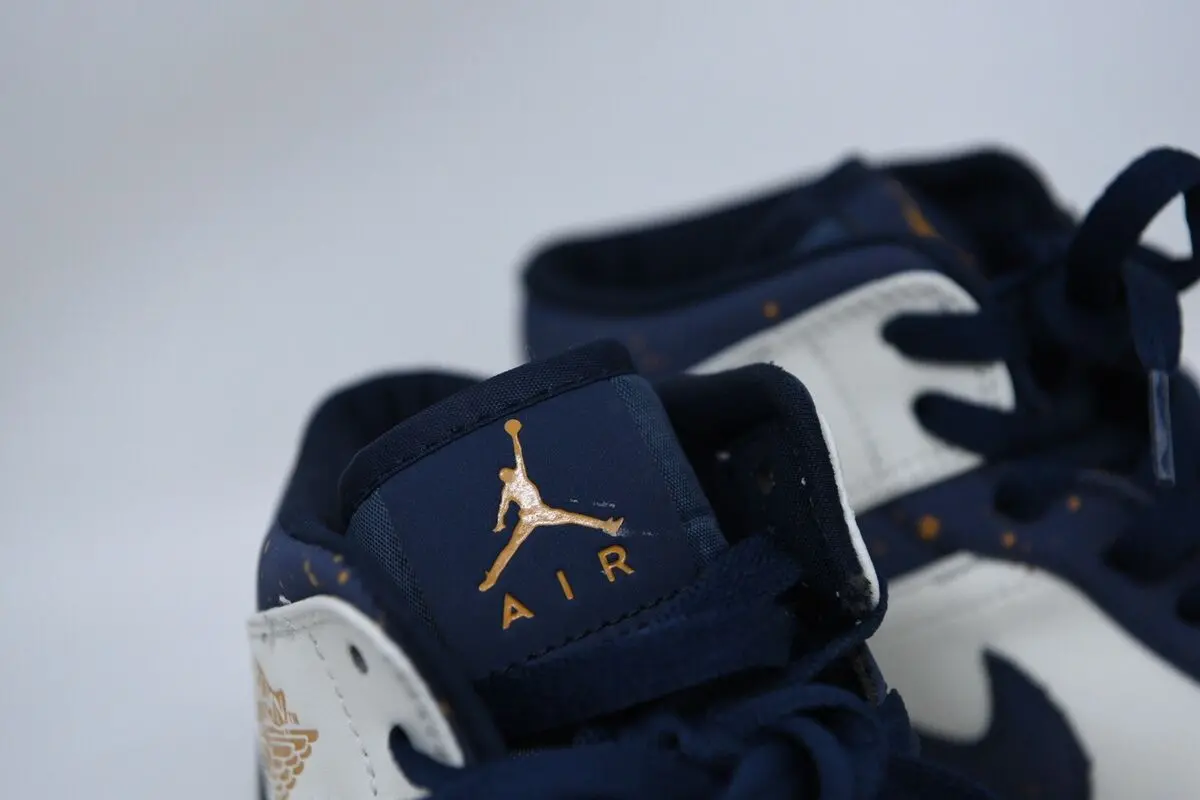 Giay Nike Air Jordan 1 Retro Mid 'Jeter' AH6342-104
