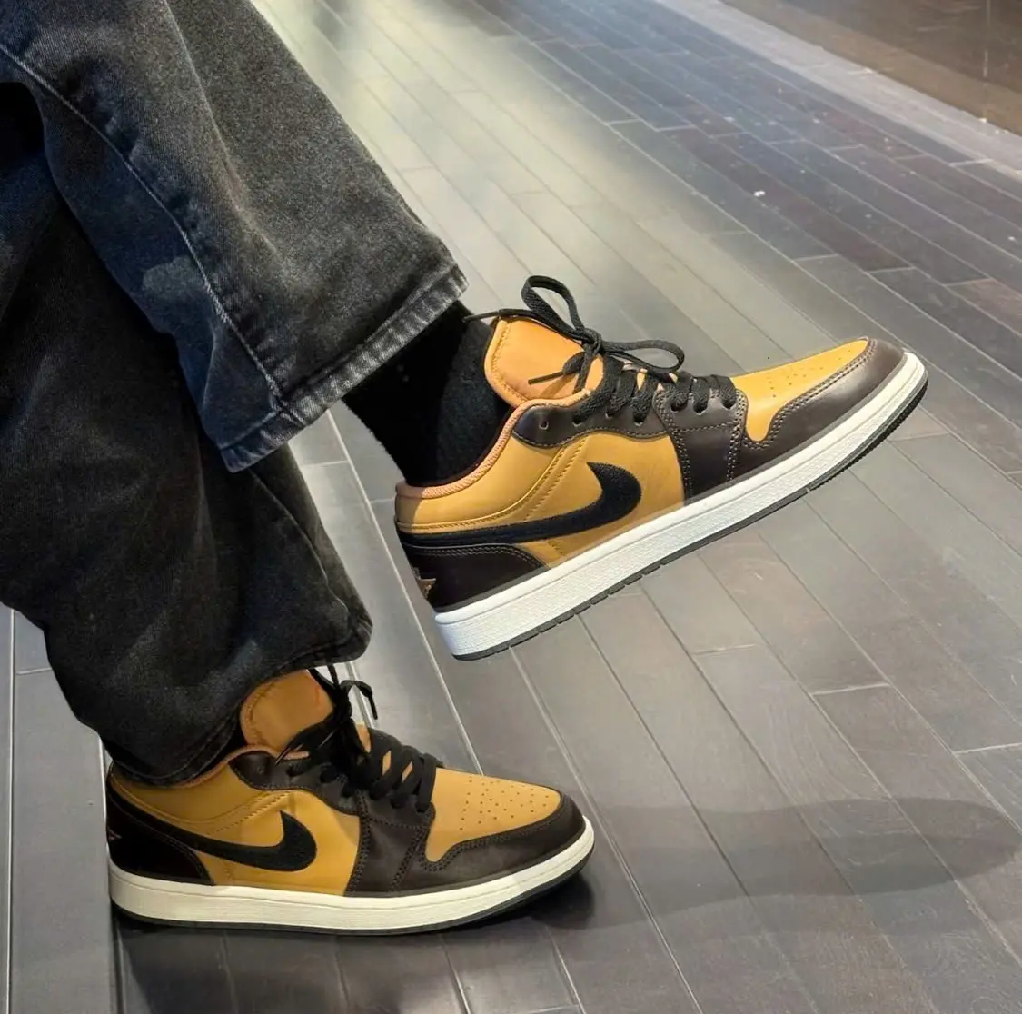 Alternative view of Giày Nike Air Jordan 1 Low SE 'Flax Baroque Brown' HQ3603-201