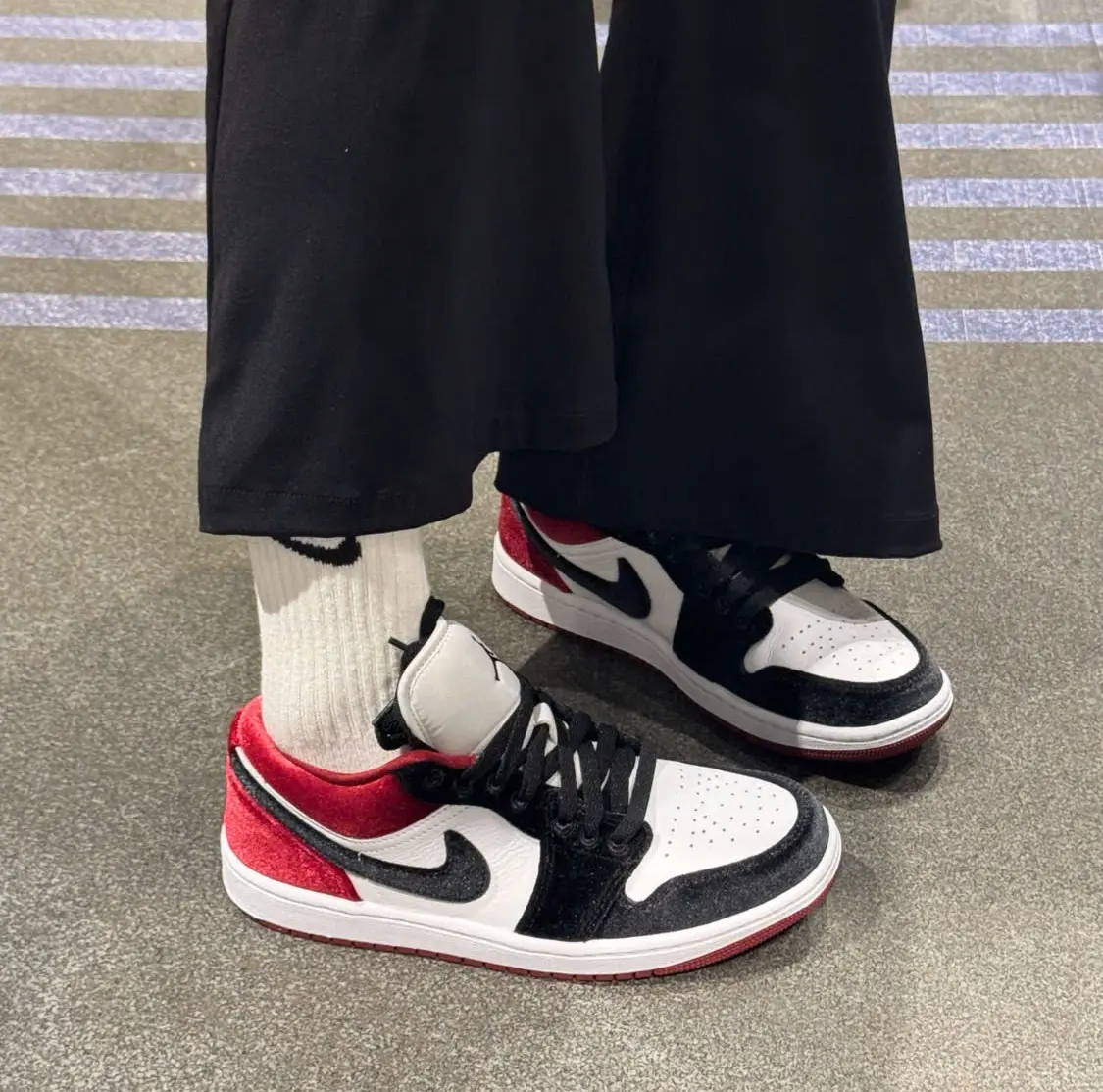 Alternative view of Giày Nike Air Jordan 1 Low SE 'Velvet Black Toe' FZ3242-001