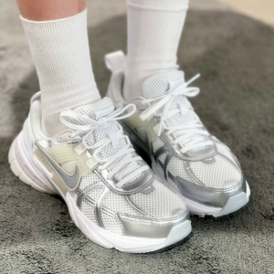 Giay Nike Wmns V2K Run 'Metallic Silver' FD0736-104