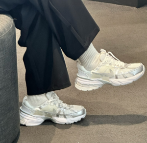 Giay Nike Wmns V2K Run 'Metallic Silver' FD0736-104