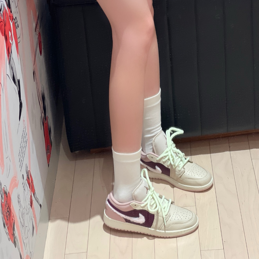 Giay Nike Air Jordan 1 Low SE GS 'Fur Swoosh' FZ3928-200