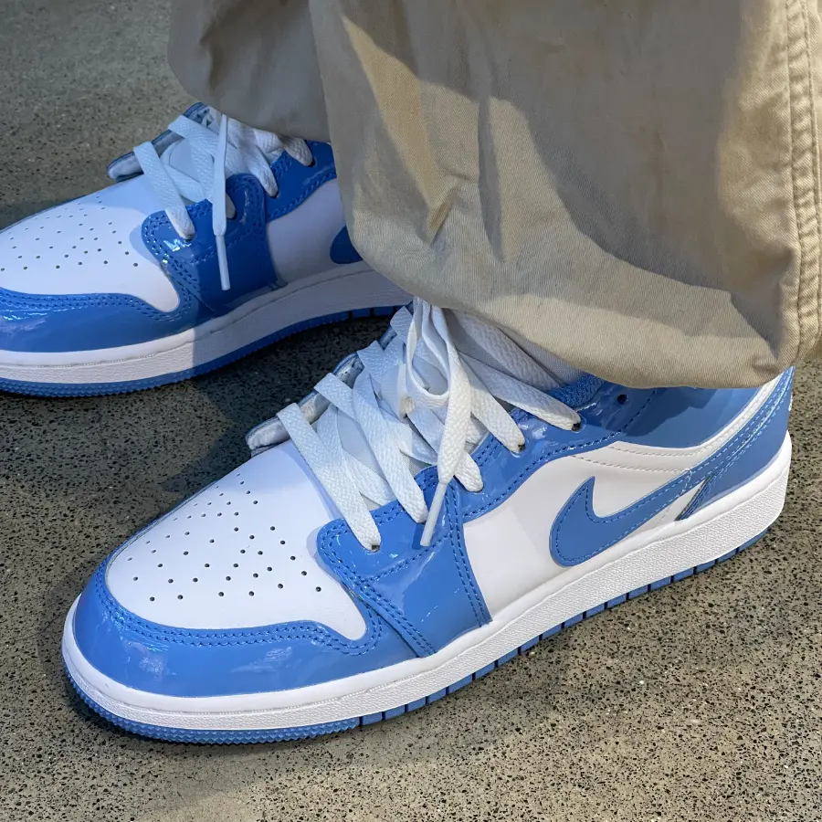 Giay Nike Air Jordan 1 Low SE GS 'Legend Blue Patent' FZ3929-114
