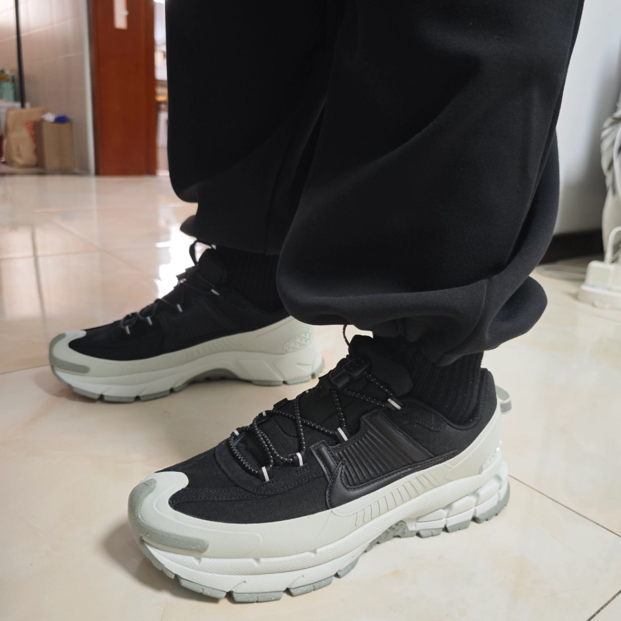 Giay Nike Zoom Vomero Roam 'Black Light Silver' FV2295-001