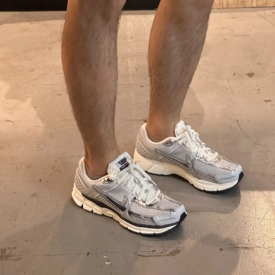 Alternative view of Giày Nike Air Zoom Vomero 5 'Chrome' HJ3758-001