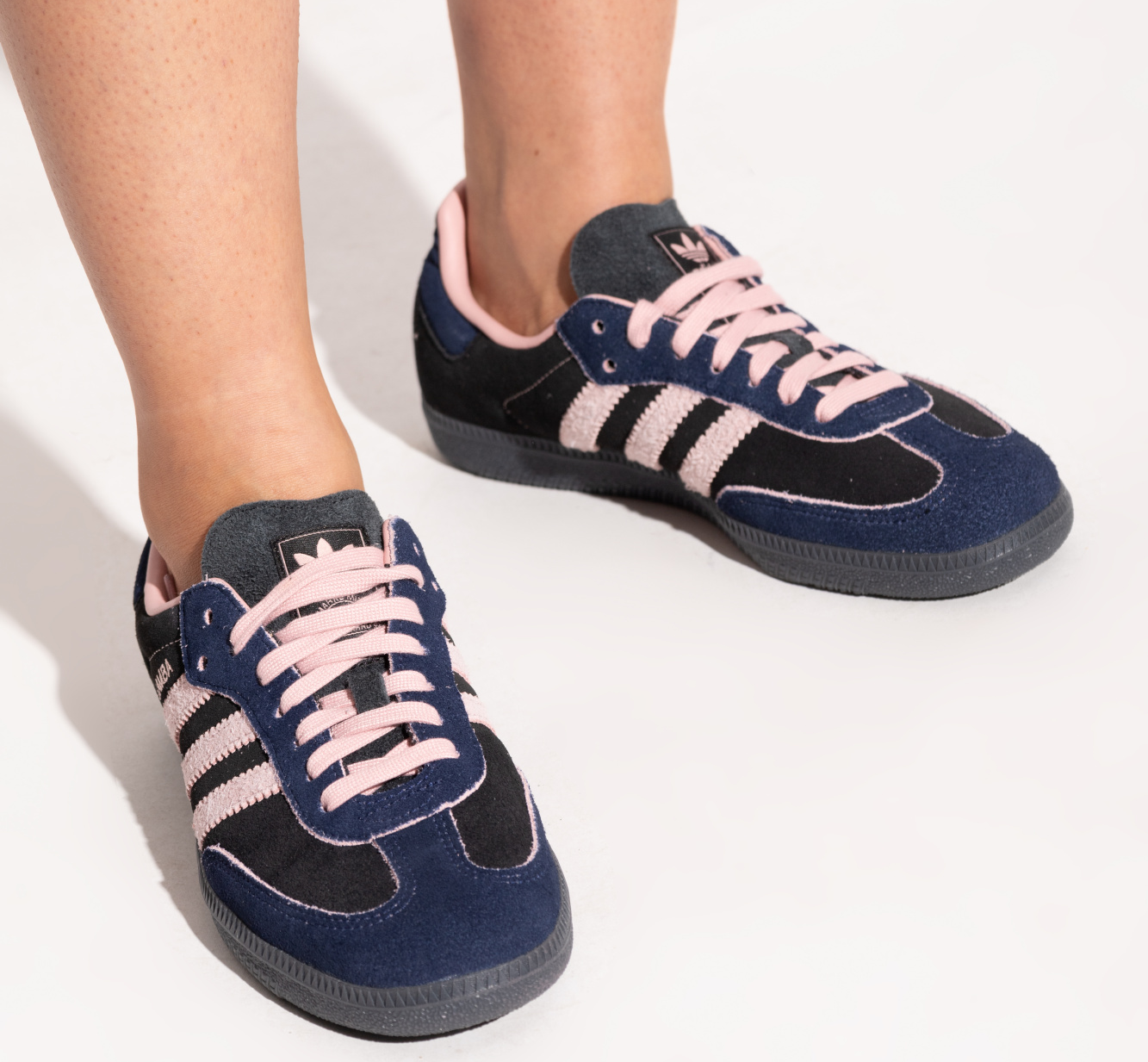 Alternative view of Giày Adidas Samba OG 'Black Wonder Mauve Indigo' JI2679
