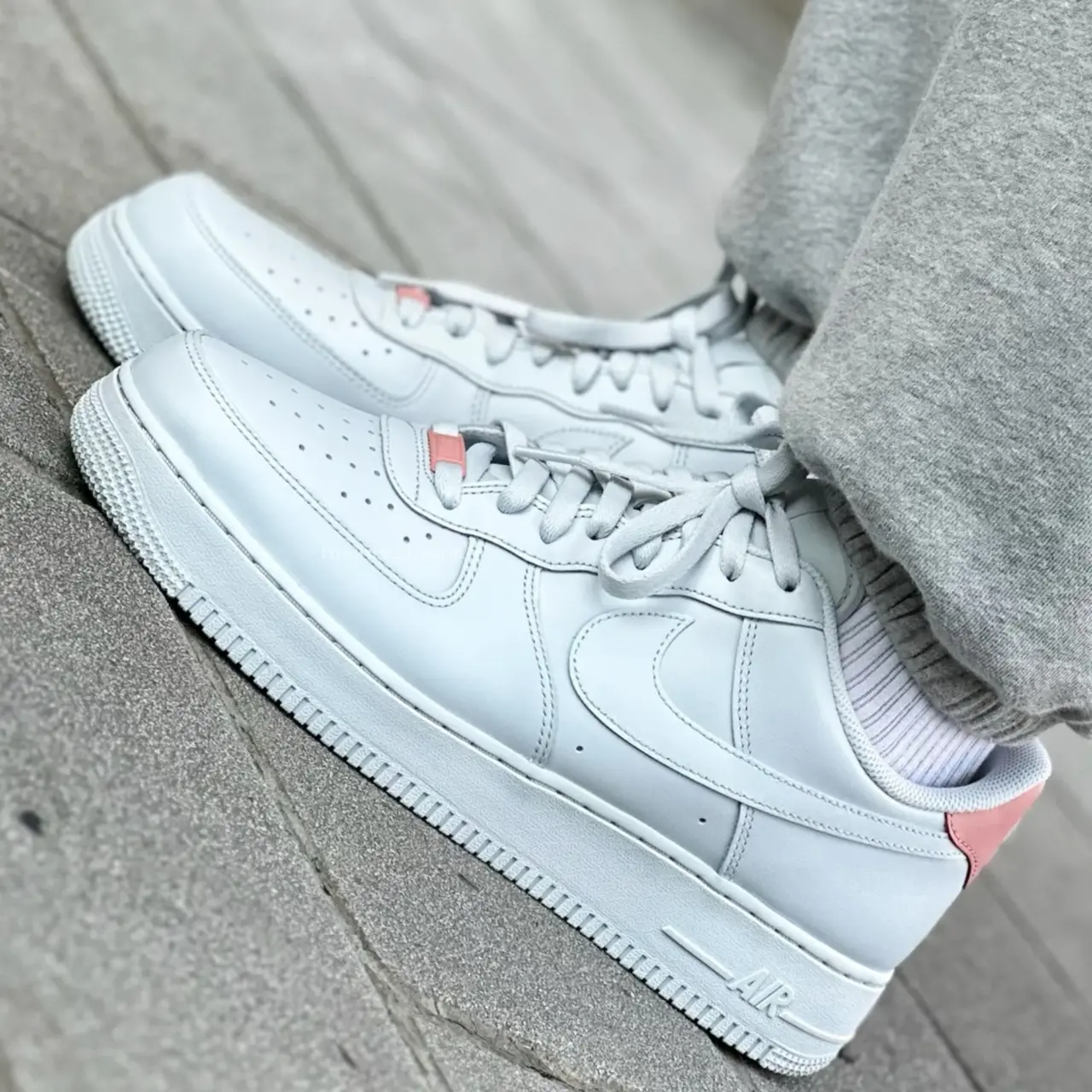 Giay Nike Air Force 1 '07 'Platinum Stardust Red' HF0729-001