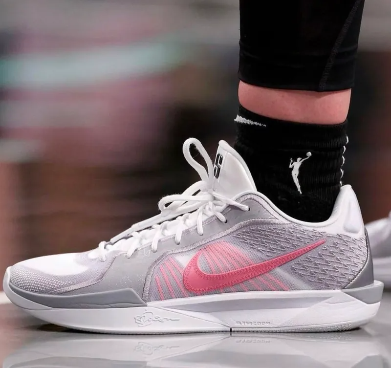 Giay Nike Sabrina 2 'Lily' FZ1517-100