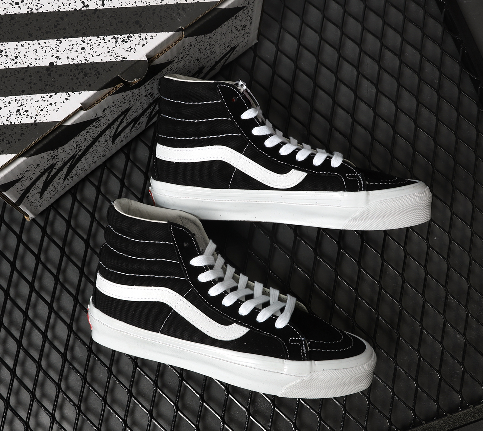 Giay Vans Vault OG Sk8-Hi LX 'Black True White' VN0A4BVBOIU