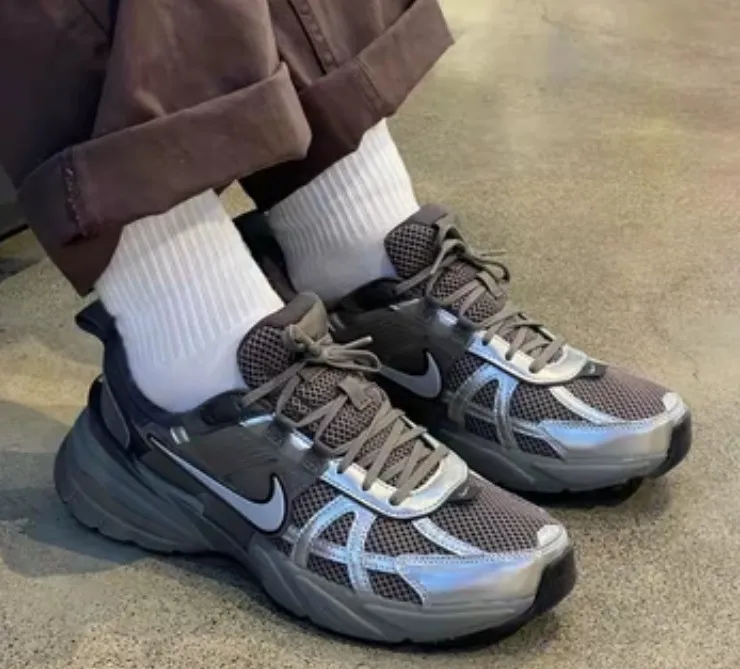 Giay Nike V2K Run 'Cave Stone Silver Black' HQ1678-200