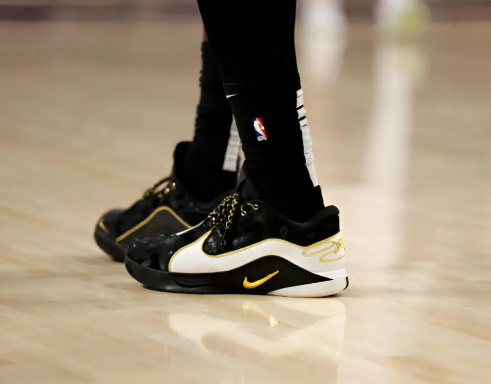 Giay Nike LeBron 22 'White Metallic Gold Black' HV8453-100