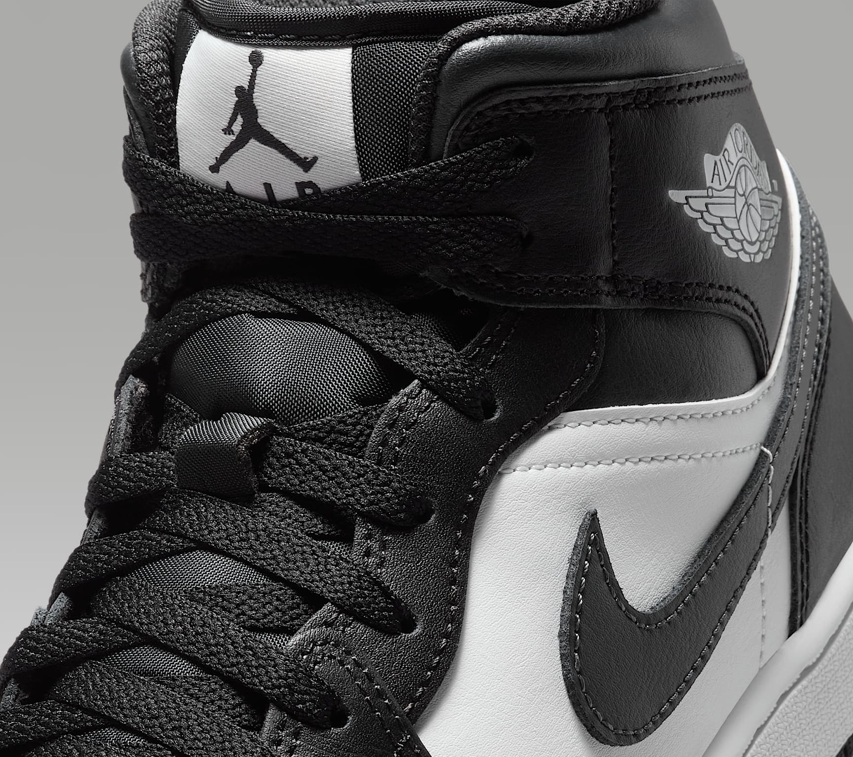 Giay Nike Air Jordan 1 Mid 'Off Noir Toe' DQ8426-010