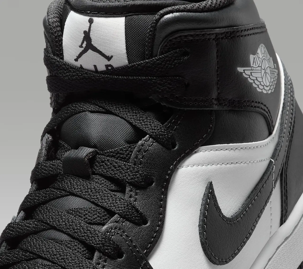 Giay Nike Air Jordan 1 Mid 'Off Noir Toe' DQ8426-010