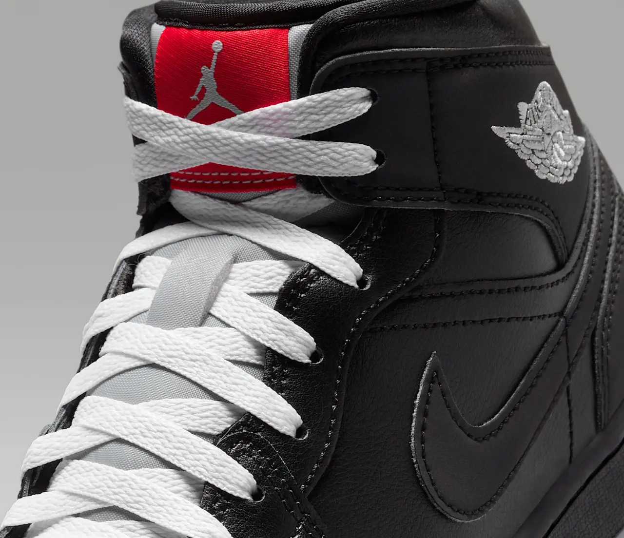 Giay Nike Air Jordan 1 Mid SE 'Black Metallic Reimagined' HV5177-010