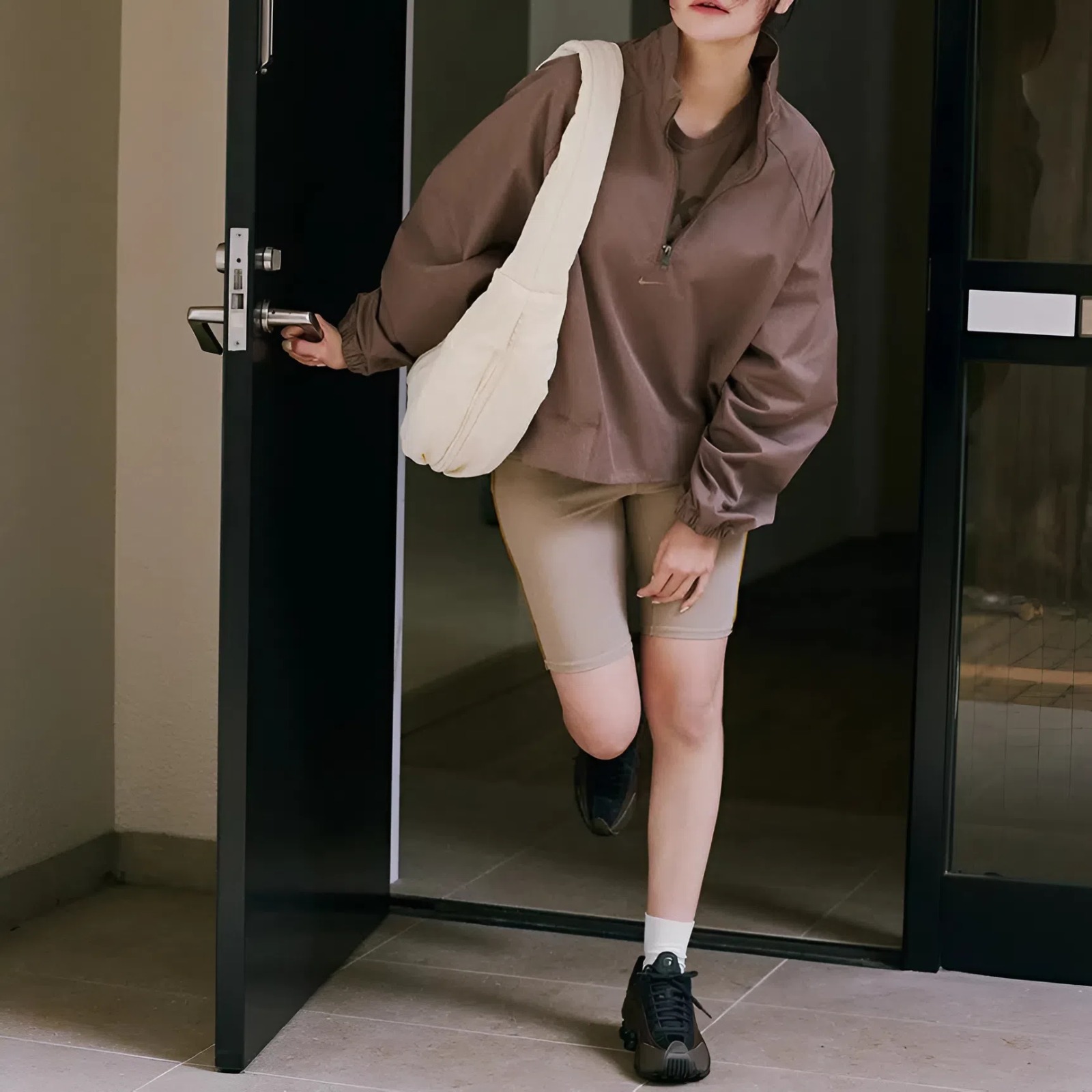 Alternative view of Giày Nike Shox R4 'Ironstone Off Noir' AR3565-007