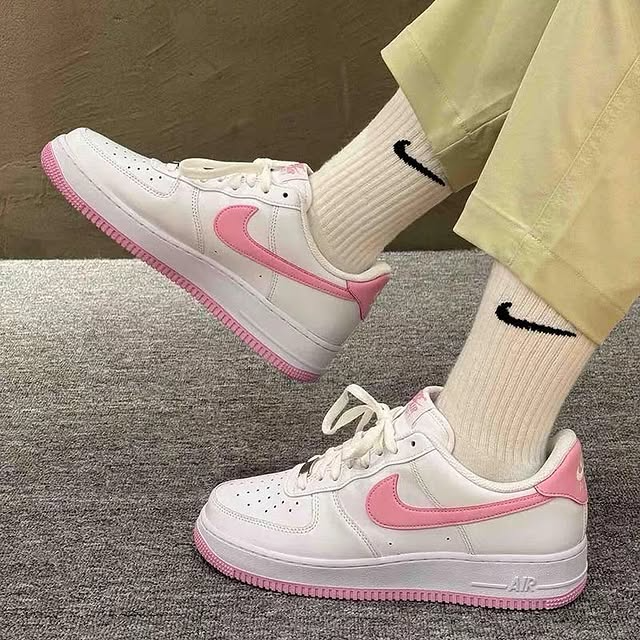 Alternative view of Giày Nike Air Force 1 Low GS 'Valentine's Day 2024' FV5948-100