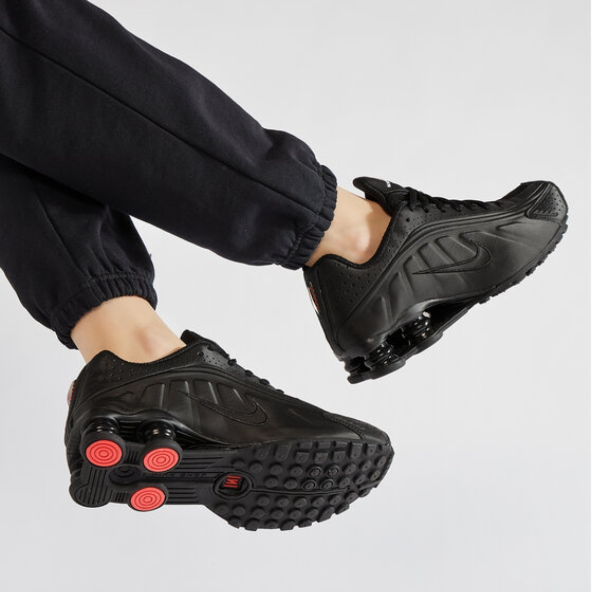 Alternative view of Giày Nike Shox R4 'Black' AR3565-004